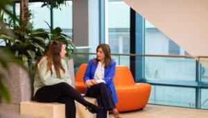 foto van twee medewerkers op een bankje in gesprek