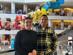 Twee trainees staan in het stadskantoor.